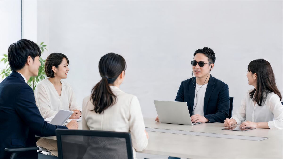 職場で情報や業務指示を文字でも共有しているイラスト