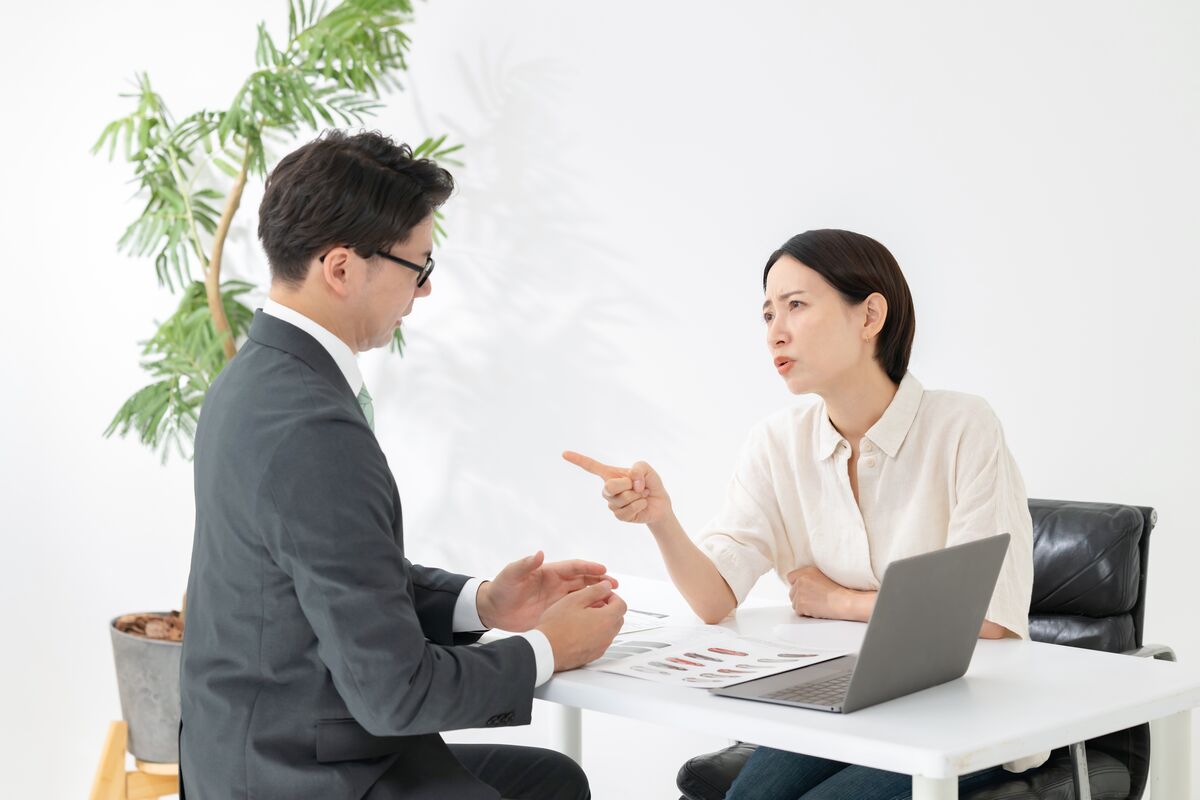 責任者とスタッフが対応を相談している写真